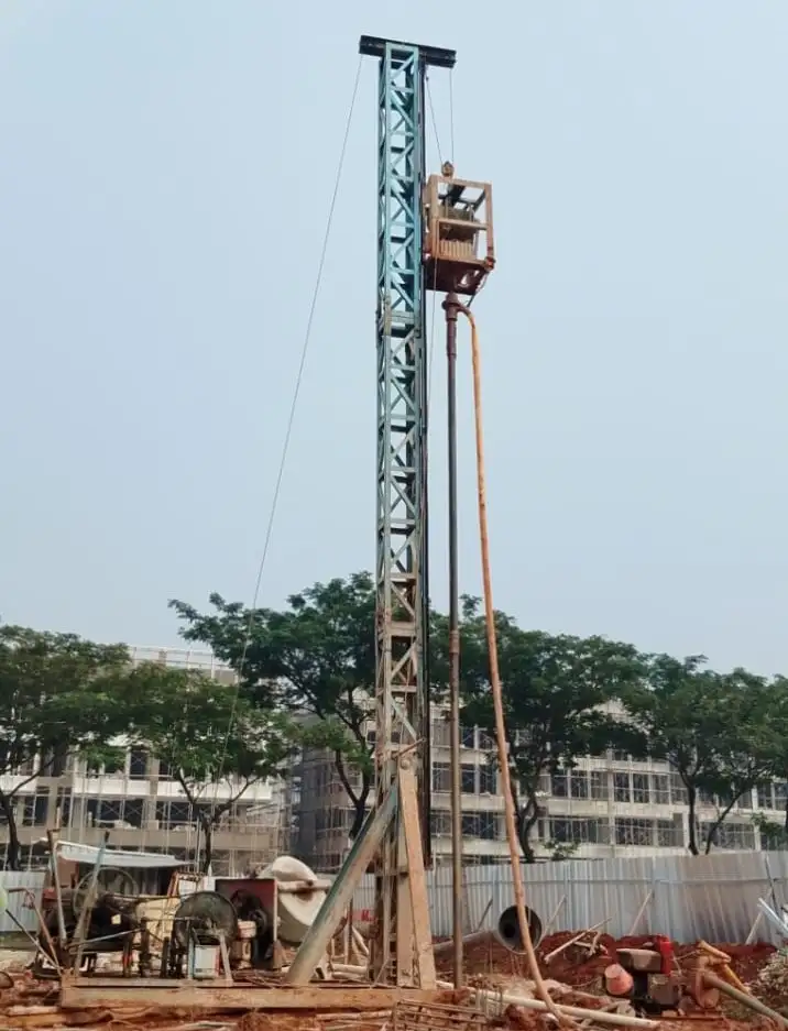 Proses pengeboran bore pile mini crane di Tangerang Selatan untuk pondasi rumah di BSD